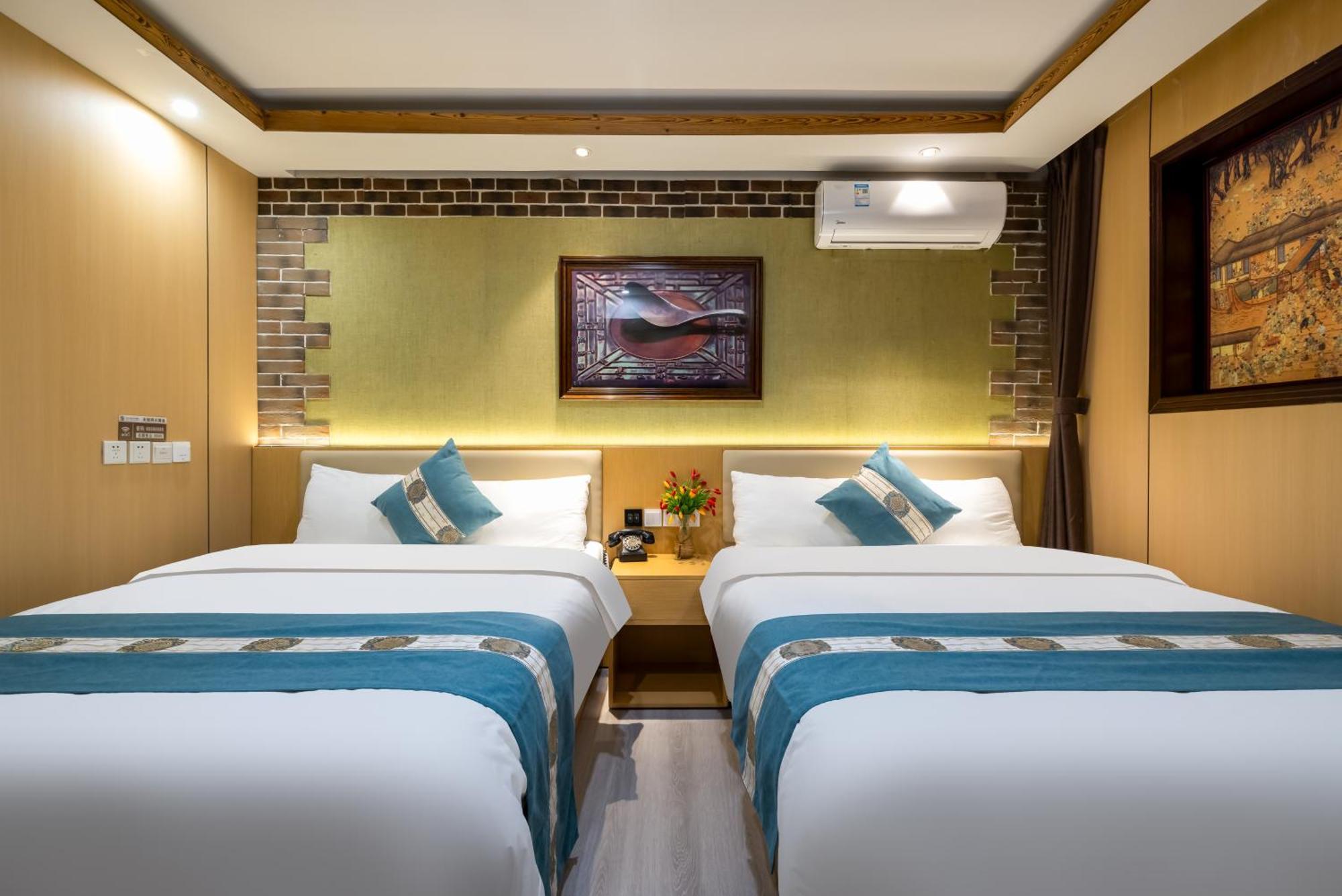 The East Hotel-Very Close To The Drum Tower,The Lama Temple,Houhai Bar Street,And The Forbidden City,There Are Many Old Beijing Traditional Hutongs Around The Hotel ,Experience The Culture Of Old Beijing Hutongs,Near Exit A Of Shichahai On Metro Line Exteriér fotografie